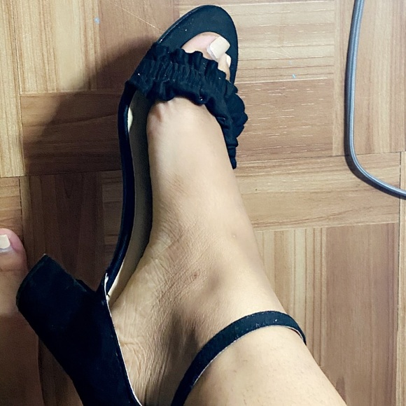 Black Ruffle Heels - Picture 3 of 3